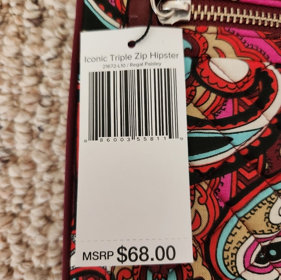 ☘️HP☘️ Vera Bradley Iconic Triple Zip Hipster in Regal Paisley - Picture 3 of 5
